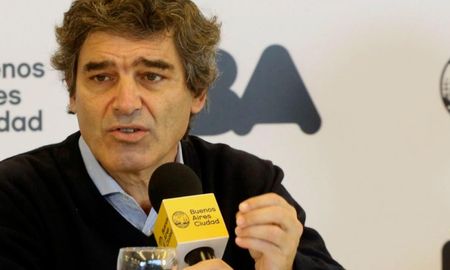 La curva de contagios de coronavirus en la ciudad de Buenos Aires va bajando, mientras el Gobierno prepara nuevos protocolos para retomar los viajes en transporte público. La curva de contagios de coronavirus en la ciudad de Buenos Aires va bajando, mientras el Gobierno prepara nuevos protocolos para retomar los viajes en transporte público.