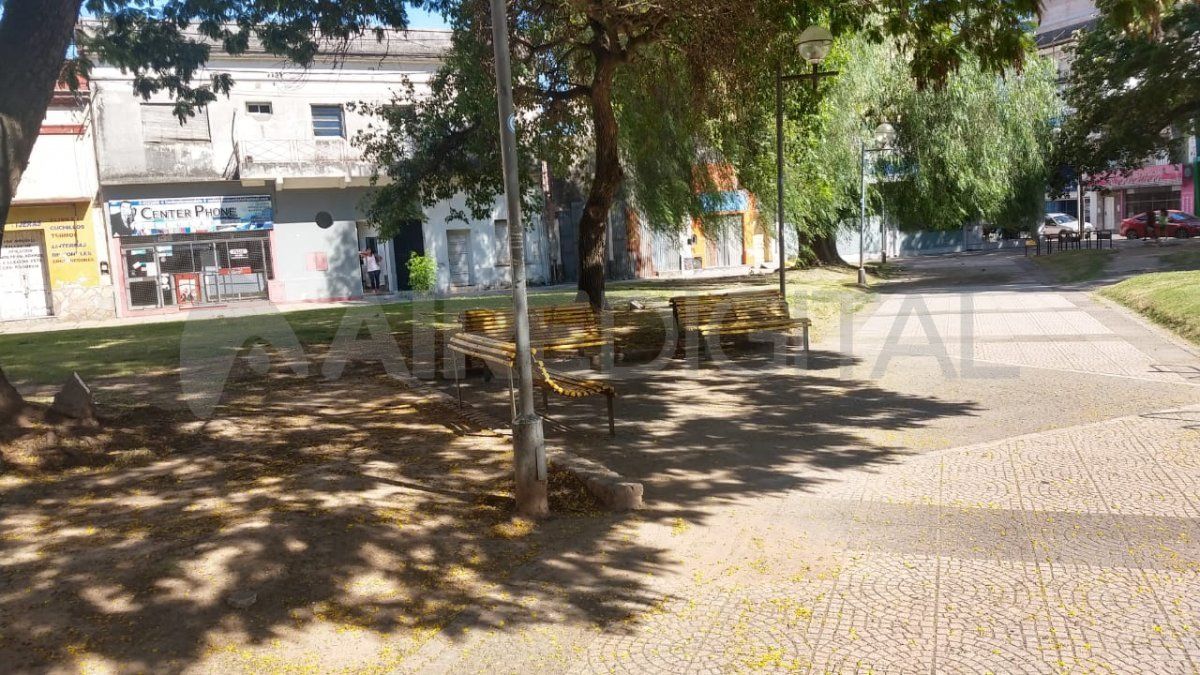 Los bancos de la plaza están todos rotos.