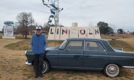 Pablo Delonghi, en uno de los tantos viajes que ya realizó a bordo de su Peugeot 404. Pablo Delonghi, en uno de los tantos viajes que ya realizó a bordo de su Peugeot 404.