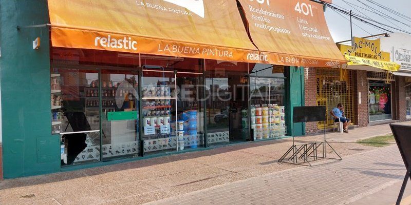 Le avisaron del robo en la pinturería, quiso salir rumbo al local y no pudo porque le vandalizaron la camioneta