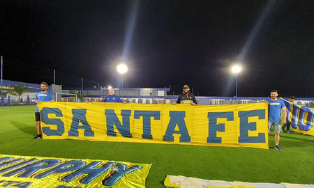 Hinchas de Boca en Santa Fe.Alerta en Boca por el toque de queda en Ecuador. Hinchas de Boca en Santa Fe.Alerta en Boca por el toque de queda en Ecuador.