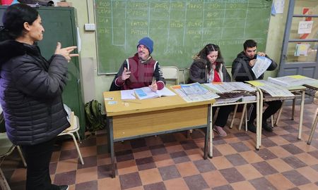 El hombre con capacidad de audición disminuida ejerció su derecho de ser autoridad de mesa con la asistencia brindada por la Secretaría Electoral.