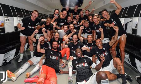 Los jugadores de la Juventus celebran otro Scudetto obtenido tras derrotar a la Sampdoria. Los jugadores de la Juventus celebran otro Scudetto obtenido tras derrotar a la Sampdoria.