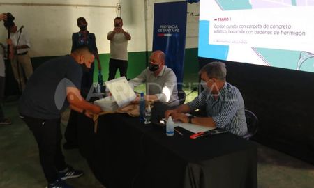 El gobernador Omar Perotti y el intendente Emilio Jatón encabezaron la apertura de los sobre de la licitación de obras de pavimento, cordón cuneta, ripio y desagües pluviales en los barrios Cabal y Las Lomas.&nbsp;