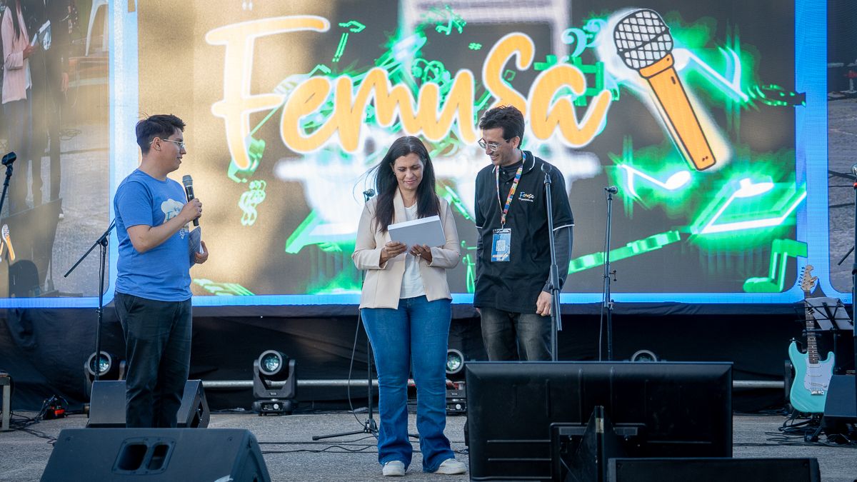 Andrea Mansilla y Pedro Ramírez, sobre el escenario de FEMUSA 2025 en el Anfiteatro de Santo Tomé. Andrea Mansilla y Pedro Ramírez, sobre el escenario de FEMUSA 2025 en el Anfiteatro de Santo Tomé.