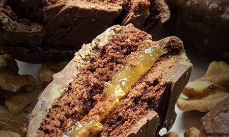 Alfajor de chocolate con dulce de batata. Alfajor de chocolate con dulce de batata.