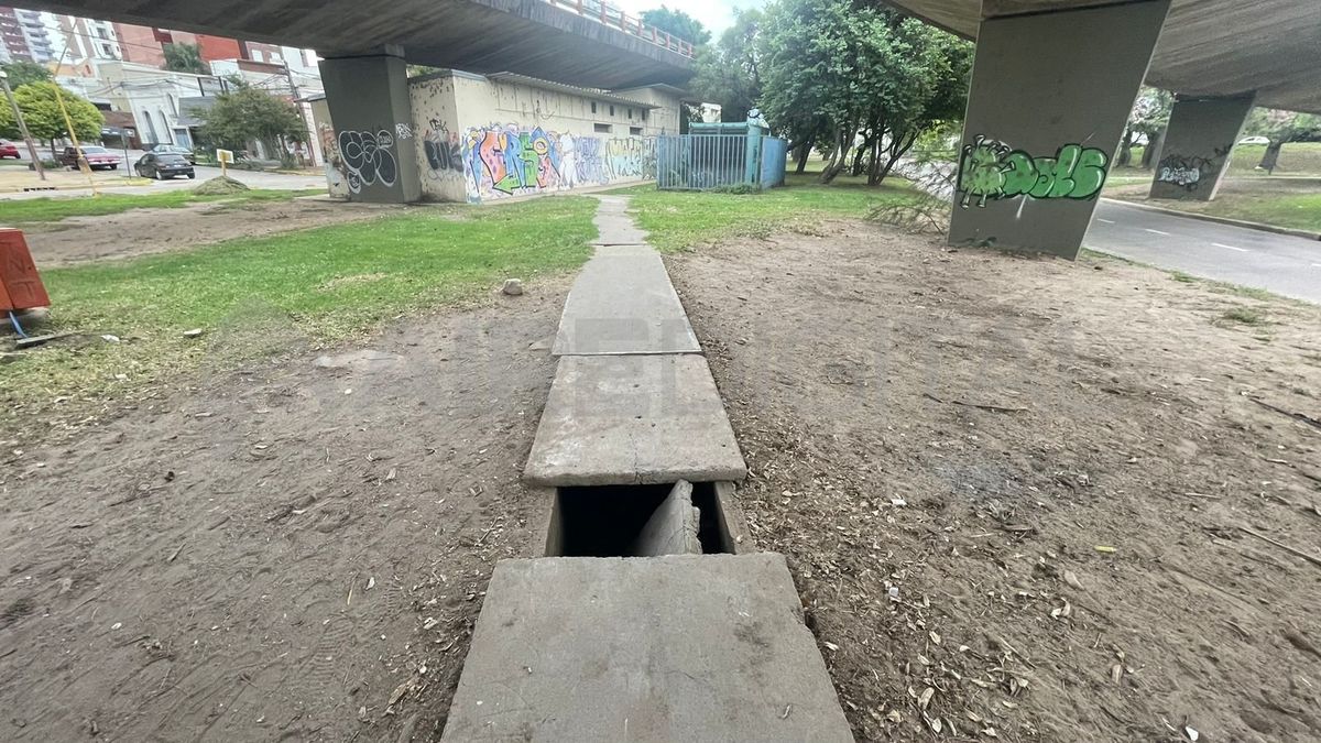 Caminar por la senda peatonal, debajo del puente Oroño es peligroso por el estado en el que se encuentra. Caminar por la senda peatonal, debajo del puente Oroño es peligroso por el estado en el que se encuentra.