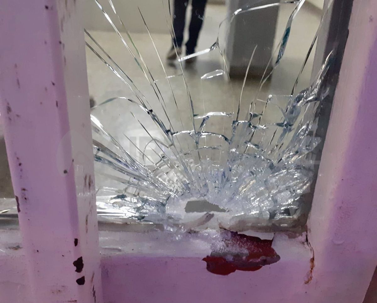 Balearon el frente de la Municipalidad de Villa Gobernador Gálvez.