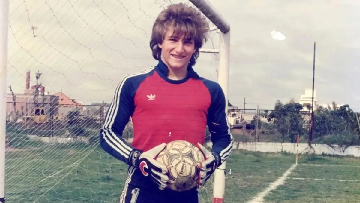 Javier Milei, en su época como arquero de las inferiores de Chacarita. Javier Milei, en su época como arquero de las inferiores de Chacarita.