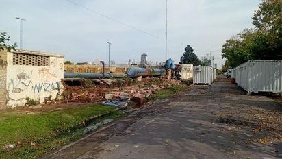 Se desplomó un muro en el obrador de Aguas Santafesinas