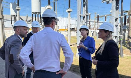 El ministro Gustavo Puccini y otros funcionarios provinciales en una recorrida por instalaciones de la EPE en la provincia. El ministro Gustavo Puccini y otros funcionarios provinciales en una recorrida por instalaciones de la EPE en la provincia.