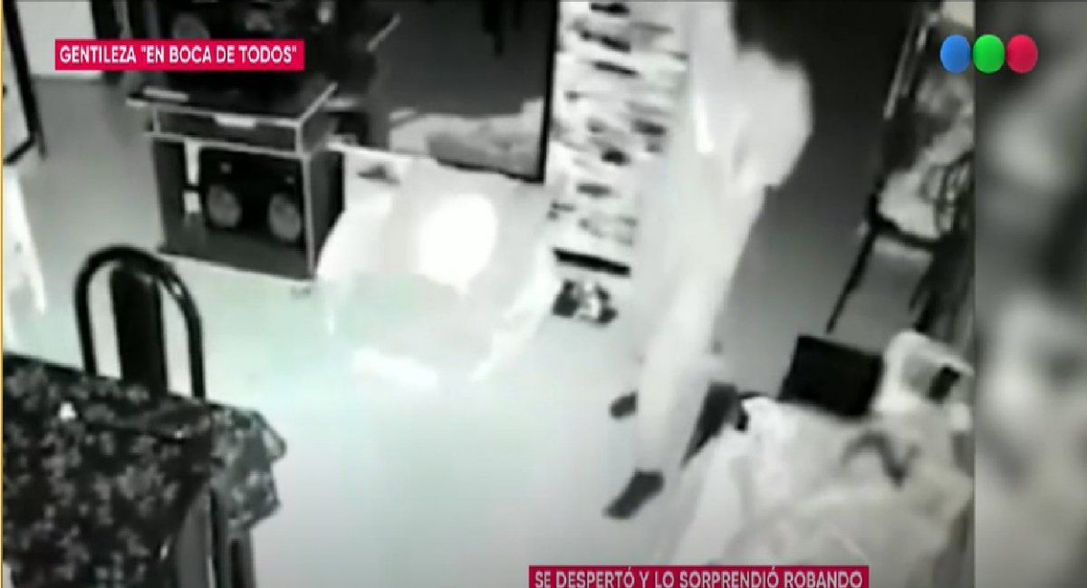 Video: se metió un ladrón en la casa y se hizo la dormida