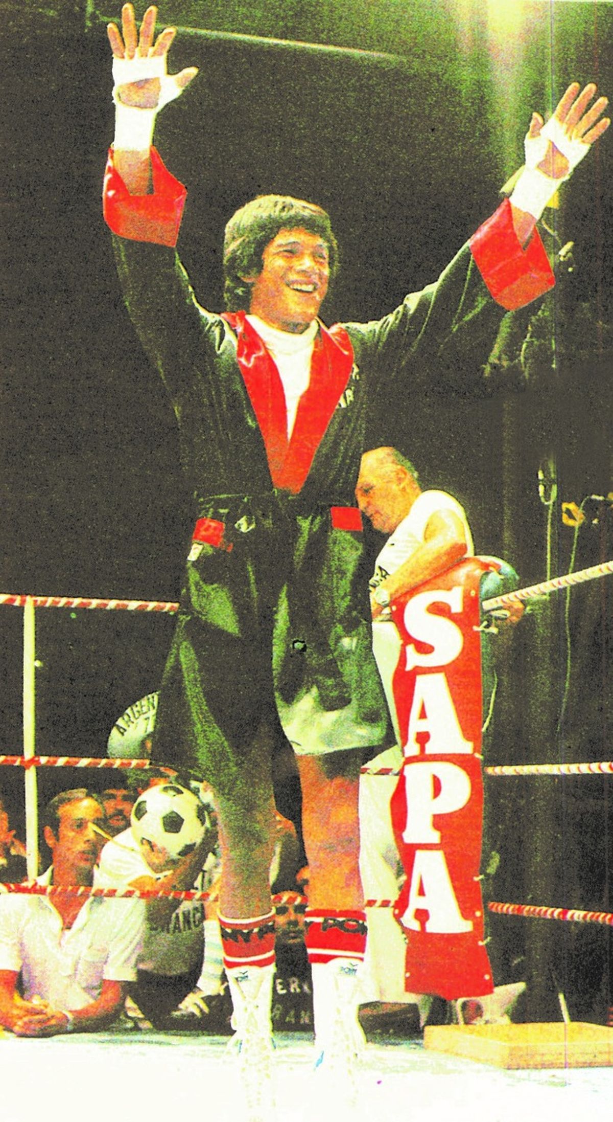 Hacía un año, un mes y cuatro días que Monzón no peleaba. Incluso, había adelantado que, “pase lo que pase, me retiro”. Llevaba casi seis años y medio como monarca de las 160 libras y, al término del combate, su vida como boxeador sería historia. Y no la pudo cerrar mejor ya que, tras 15 asaltos cargados de emoción y dramatismo, se impuso con indiscutible justicia.