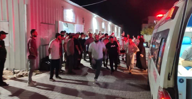 Traslado de heridos luego del bombardeo a una escuela de Nuseirat, Gaza.