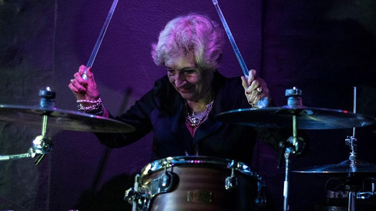 Elena Morini tiene 86 años y toca la batería como una profesional. Gentileza Not Momma.