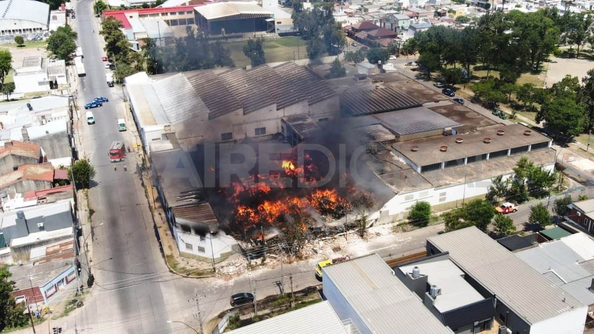Así se vio desde el aire el voraz incendio en la pañalera ubicada en barrio Don Bosco
