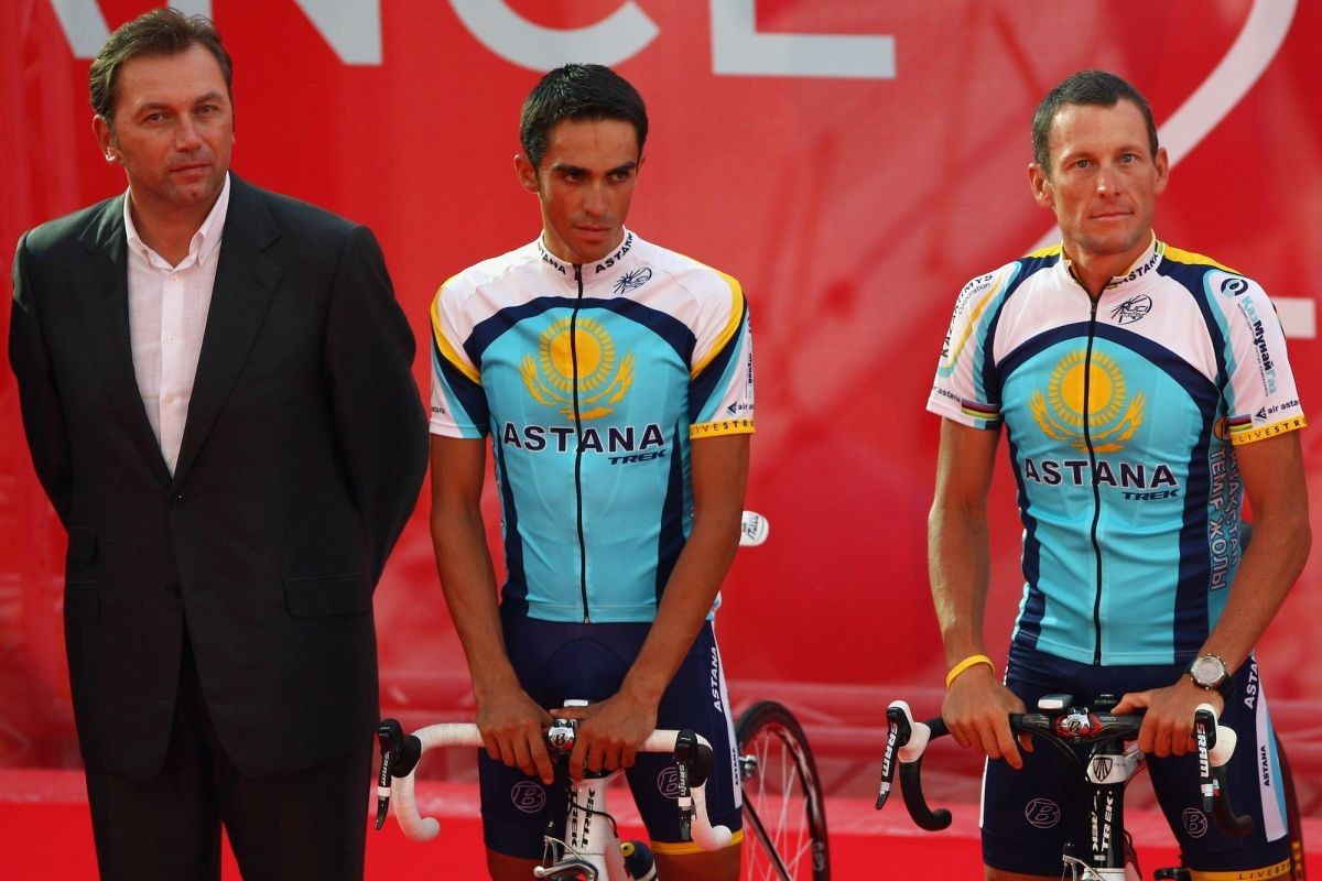 Tras anunciar su retiro en 2005, el texano volvió al Tour en 2009, esta vez integrando la escuadra kazaja Astana y finalizó tercero, detrás de su coequiper, el español Alberto Contador (centro). Tras la sanción a Armstrong en 2012, el jefe del equipo, el belga Johan Bruyneel (izquierda), también sería suspendido de por vida por la UCI.