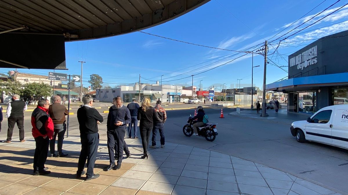 Las personas que trabajan en la cuadra fueron evacuadas por protocolo.