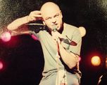 El martes 22 de diciembre de 1987, encontraron muerto a Luca Prodan en su habitación de la casa ubicada en la calle Alsina 451, en el barrio de San Telmo
