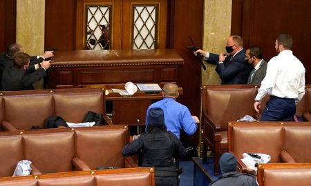 Manifestantes proTrump intentaron ingresar al Capitolio del Senado de los Estados Unidos, donde se debía certificar la victoria presidencial de Biden. Manifestantes proTrump intentaron ingresar al Capitolio del Senado de los Estados Unidos, donde se debía certificar la victoria presidencial de Biden.