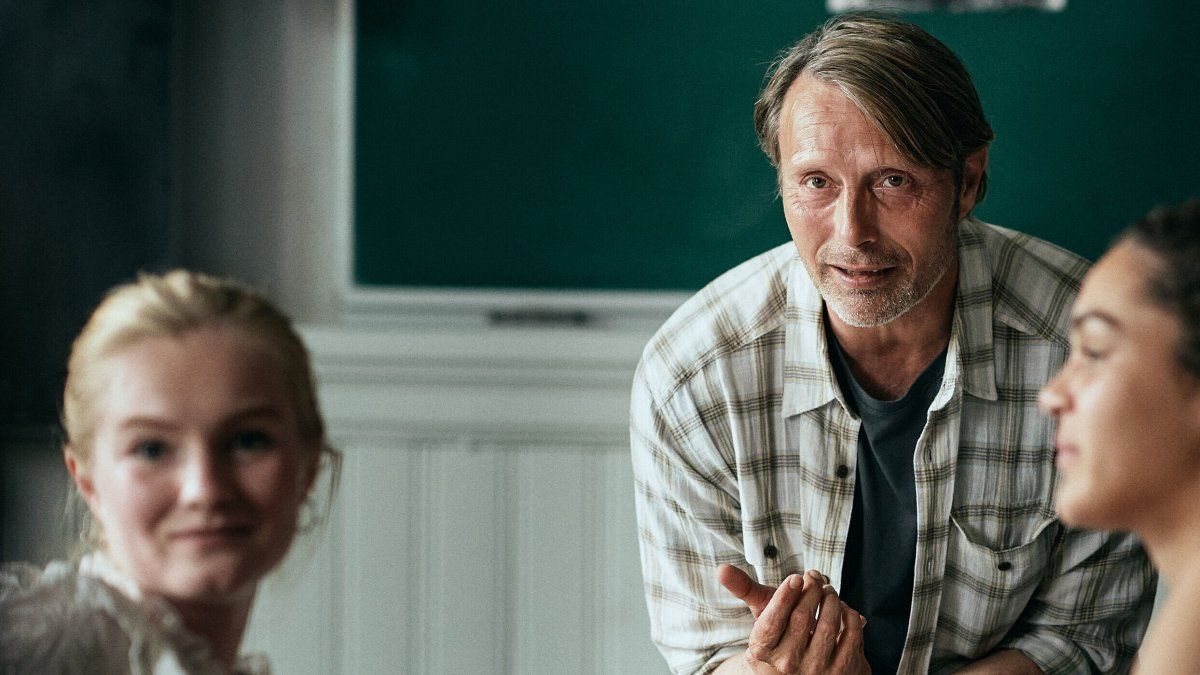 Una de las escenas más virales de la película es la del profesor de historia Martin (Mads Mikkelsen) frente a sus alumnos interpelándolos sobre 3 personajes históricos sin mostrarles su nombre.