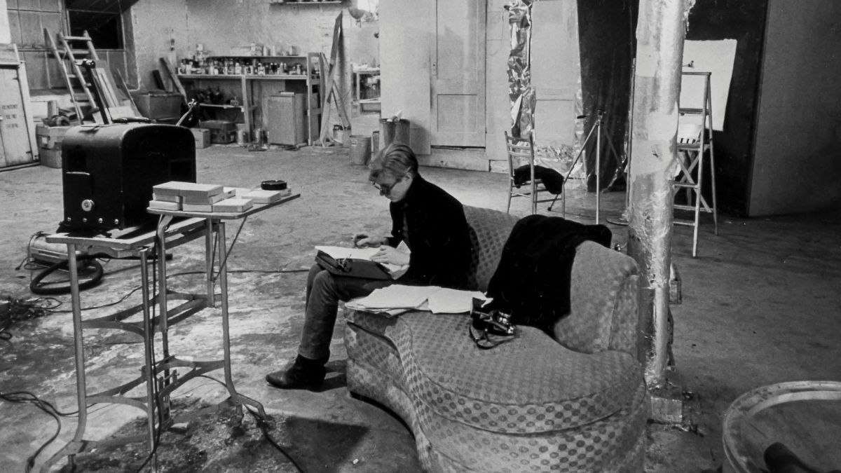 En 1963 fund&oacute;&nbsp;The Factory, un estudio de arte situado en la quinta planta del n&uacute;mero 231 de la calle 47 Este en Midtown, Manhattan, Nueva York.
