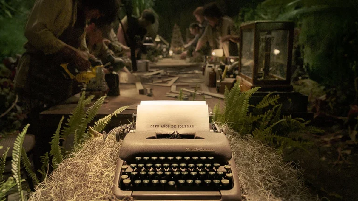 Un clip deja ver la producción de los escenarios de Macondo y va acompañado de un extracto del relato original.