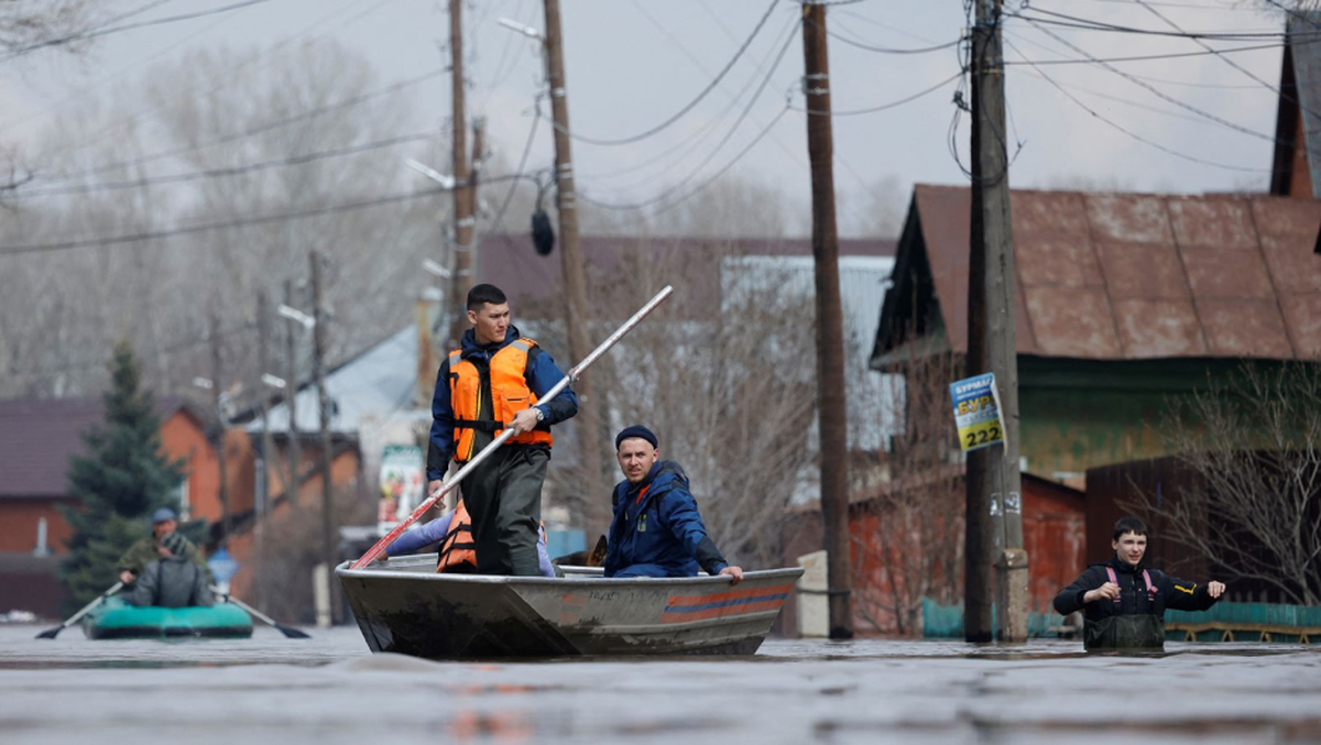 El alcalde de Oremburgo, Rusia, ordenó la evacuación de la ciudad debido a la inundación. El alcalde de Oremburgo, Rusia, ordenó la evacuación de la ciudad debido a la inundación.