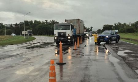 Las abundantes lluvias que se registran en la región provocaron la interrupción total del tránsito en la Ruta Nacional 11. Las abundantes lluvias que se registran en la región provocaron la interrupción total del tránsito en la Ruta Nacional 11.