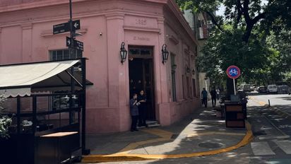 Cuánto cuesta una milanesa napolitana con papas fritas en El Preferido de Palermo