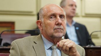 Perotti, contra el endeudamiento: Santa Fe no recauda dólares, pero tiene que pagar en dólares