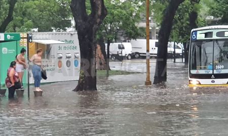 Tormenta en Santa Fe: los desvíos de colectivos urbanos por el temporal Tormenta en Santa Fe: los desvíos de colectivos urbanos por el temporal