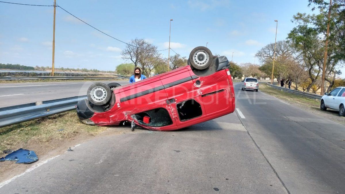 Una camioneta utilitaria volcó en avenida ex Mar Argentino.&nbsp;