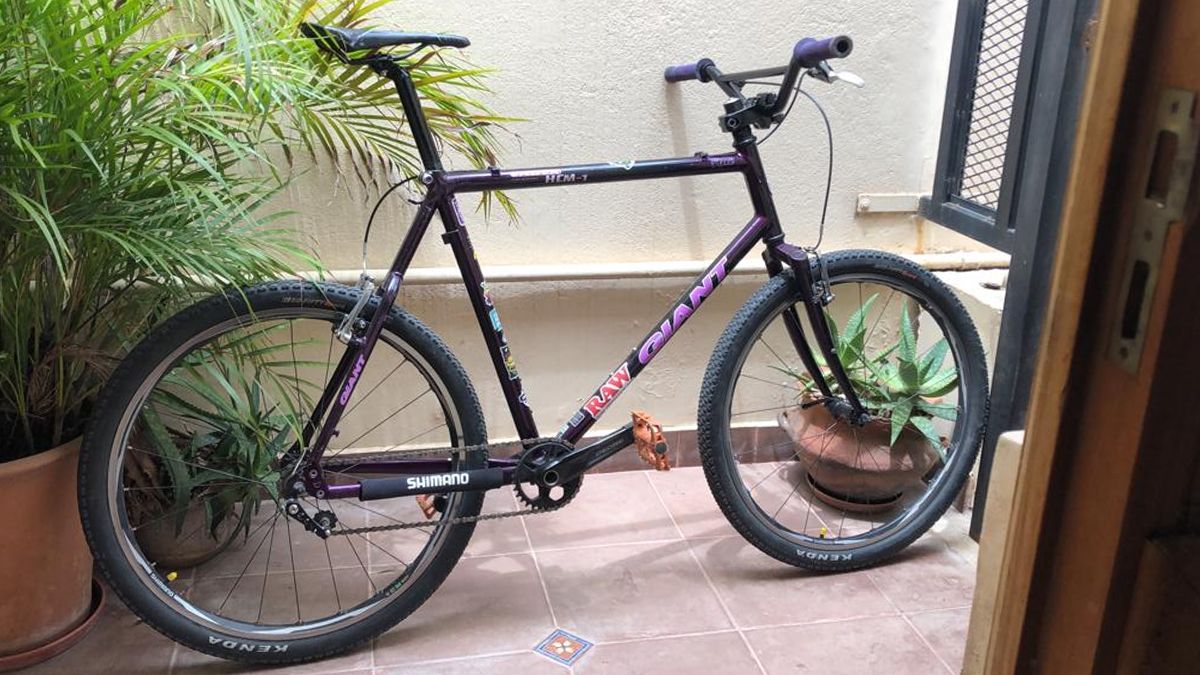 Se trata de una bicicleta de competición del año ’90 marca Giant.