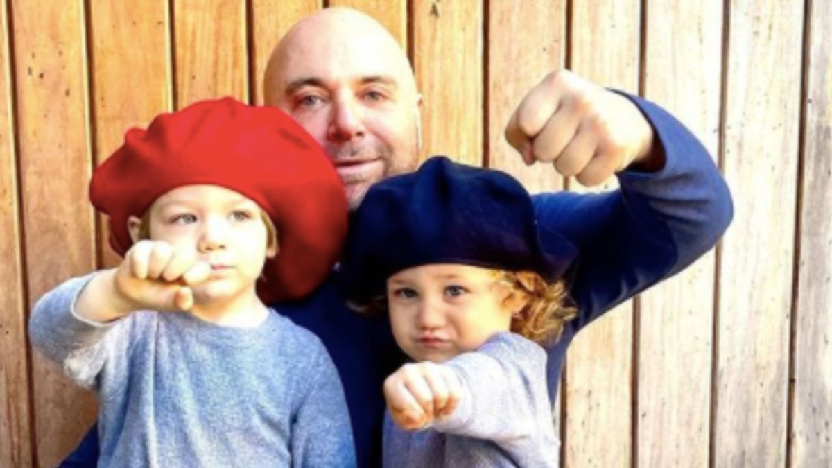 German Martitegui junto a sus hijos.