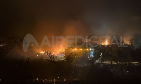 Los incendios de pastizales continúan en Santa Fe y Protección Civil trabaja con Bomberos para apagarlos. Los incendios de pastizales continúan en Santa Fe y Protección Civil trabaja con Bomberos para apagarlos.