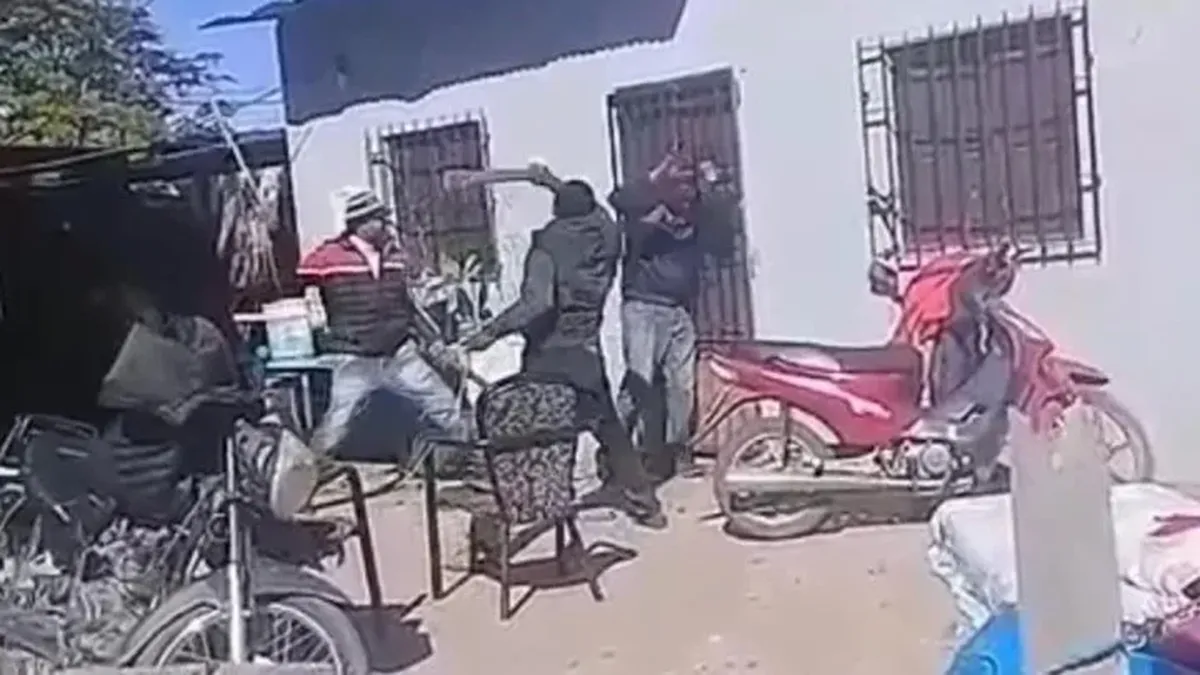 Un grupo de vecinos mató a golpes y quemó al padre de un presunto homicida