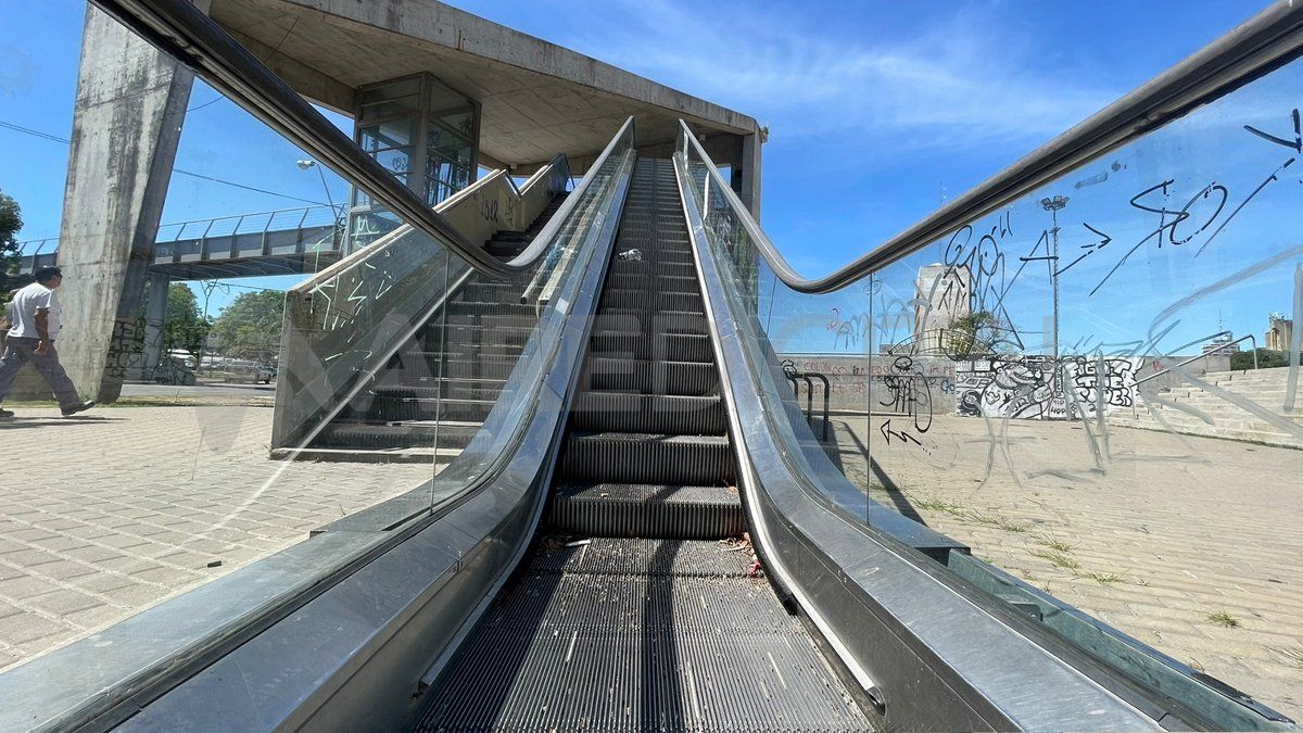 La escalera mecánica que se instaló en el Puente Peatonal es de interiores. 