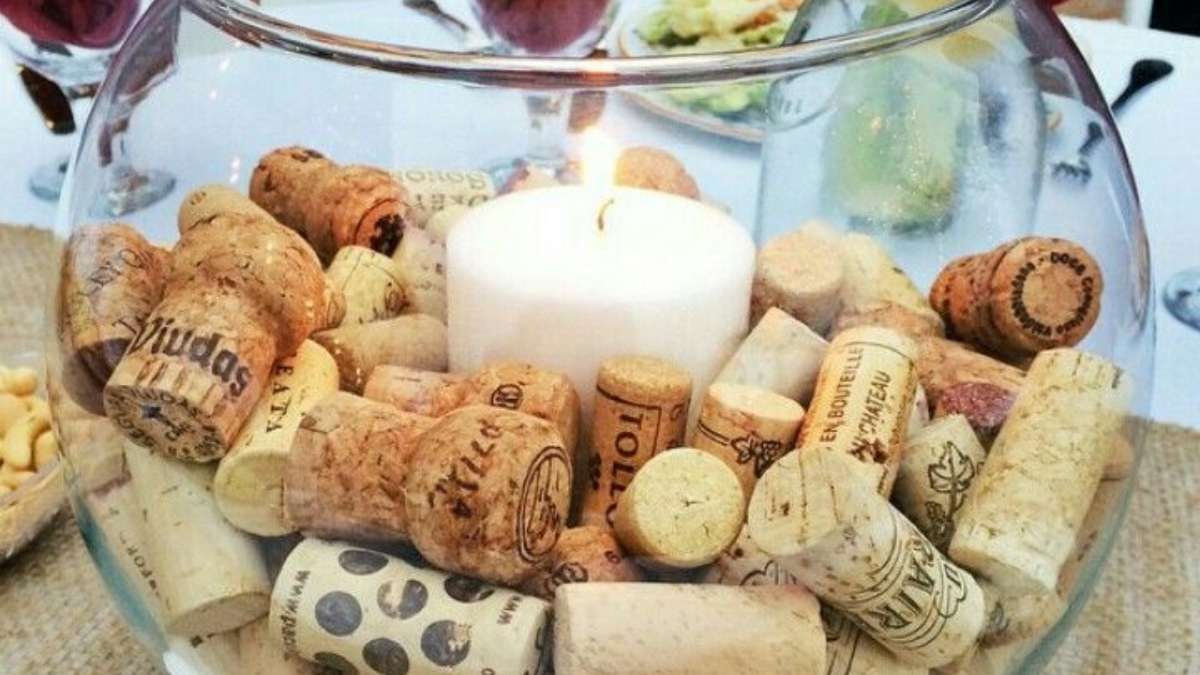 Reutilizar corchos es una forma simple de reducir residuos y sumar detalles artesanales a la decoración festiva. Reutilizar corchos es una forma simple de reducir residuos y sumar detalles artesanales a la decoración festiva.