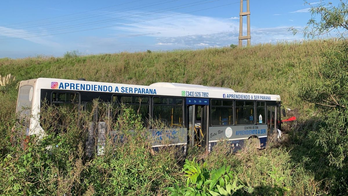 Tras cruzarse de carril, el colectivo qued&oacute; cerca del terrapl&eacute;n.