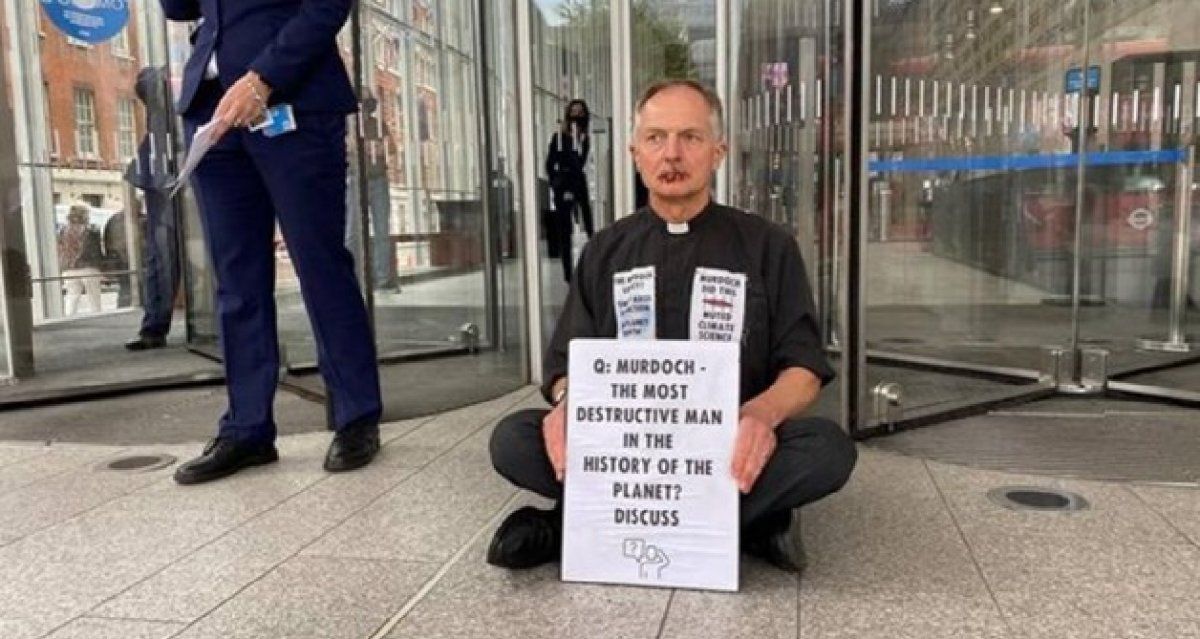 Se trata de Tim Hewes, quien tiene 71 años y está retirado de la Iglesia anglicana