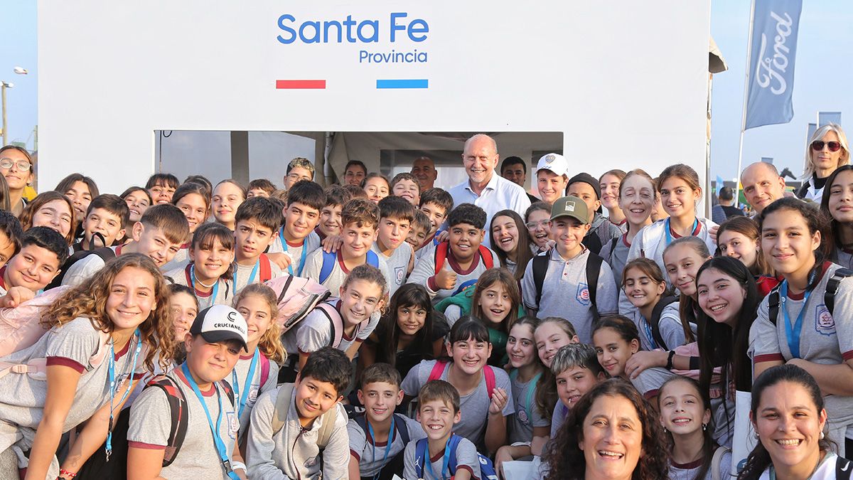 El gobernador recorrió en Armstrong, la edición 2023 de la muestra del agro, y participó de la firma de un convenio entre las empresas Crucianelli y Piccin (Brasil). El gobernador recorrió en Armstrong, la edición 2023 de la muestra del agro, y participó de la firma de un convenio entre las empresas Crucianelli y Piccin (Brasil).