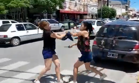 Dos mujeres se pelearon en plena calle y una terminó apuñalada: Está re loca Dos mujeres se pelearon en plena calle y una terminó apuñalada: Está re loca