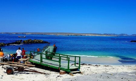 La comunidad de Punta de Choros gestiona de manera sustentable el turismo y la pesca, manteniendo el equilibrio entre el desarrollo económico y la protección de su ecosistema marino. La comunidad de Punta de Choros gestiona de manera sustentable el turismo y la pesca, manteniendo el equilibrio entre el desarrollo económico y la protección de su ecosistema marino.