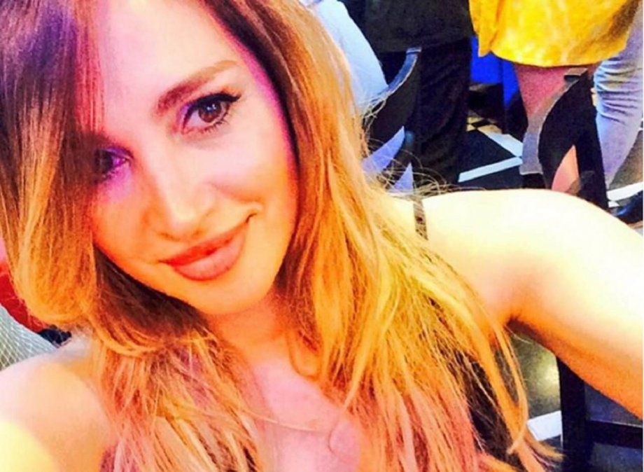 Belén Francese combate el calor mendocino con una microbikini en la pileta