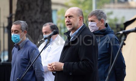 El gobernador Omar Perotti y el ministro de Defensa, Agustín Rossi, recorrieron este martes el Hospital Militar Reubicable en el predio del Liceo Militar General Belgrano. El gobernador Omar Perotti y el ministro de Defensa, Agustín Rossi, recorrieron este martes el Hospital Militar Reubicable en el predio del Liceo Militar General Belgrano.