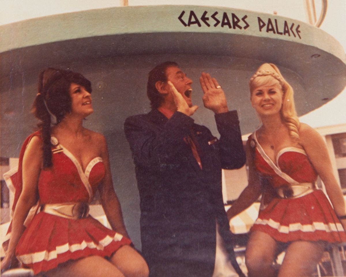 A fines de 1973, Weissmüller se mudó a Las Vegas, donde trabajó en el área de Relaciones Públicas en el Caesar's Palace Hotel, donde jugaba al golf con grandes apostadores y, diariamente, firmaba autógrafos y se fotografiaba junto con decenas de fans. A fines de 1973, Weissmüller se mudó a Las Vegas, donde trabajó en el área de Relaciones Públicas en el Caesar's Palace Hotel, donde jugaba al golf con grandes apostadores y, diariamente, firmaba autógrafos y se fotografiaba junto con decenas de fans.