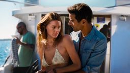 La actriz Camille Rowe interpreta a Roxana, una joven que arriesga su vida por amor al deporte y a su instructor.