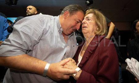 El conmovedor abrazo de Poletti y su madre tras ser electo como intendente en Santa Fe El conmovedor abrazo de Poletti y su madre tras ser electo como intendente en Santa Fe
