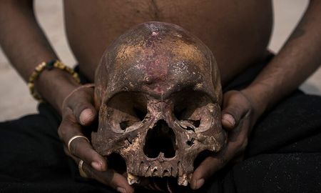 La macabra vida de los Aghori, la secta caníbal que toma sangre de cráneos y baila entre cadáveres